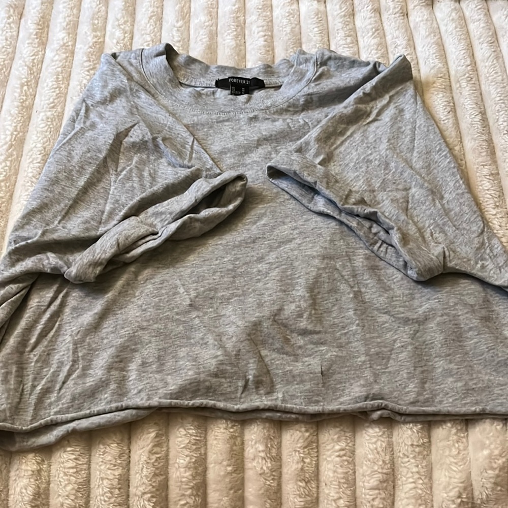 Cropped gray shirt